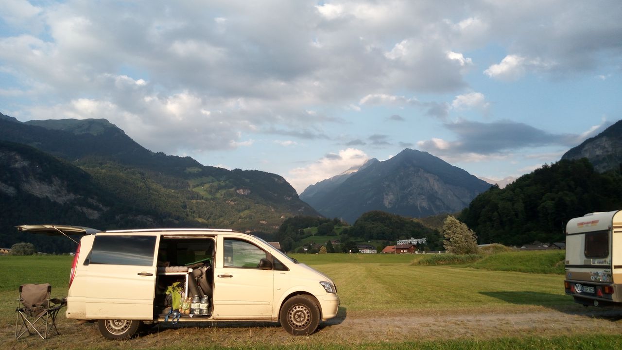 Das Pisten-Taxi auf einer Wiese vor einer Berglandschaft
